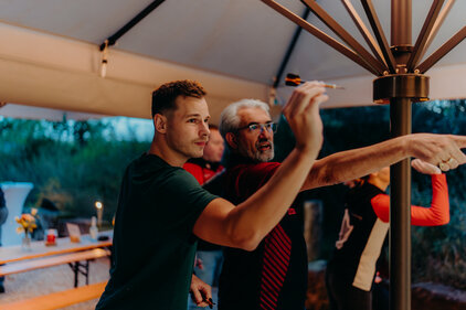 Zwei Männer die gerade Dart spielen