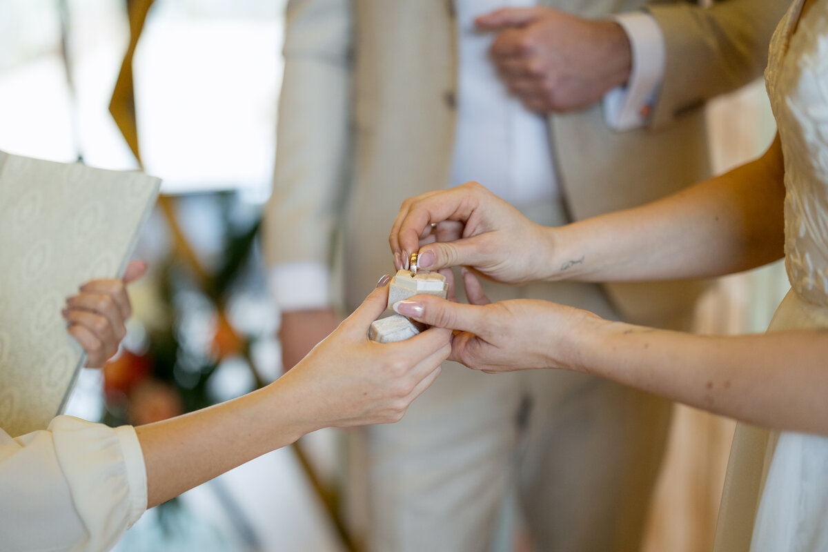 Ein Brautpaar tauscht bei einer Hochzeit einen Ring aus.