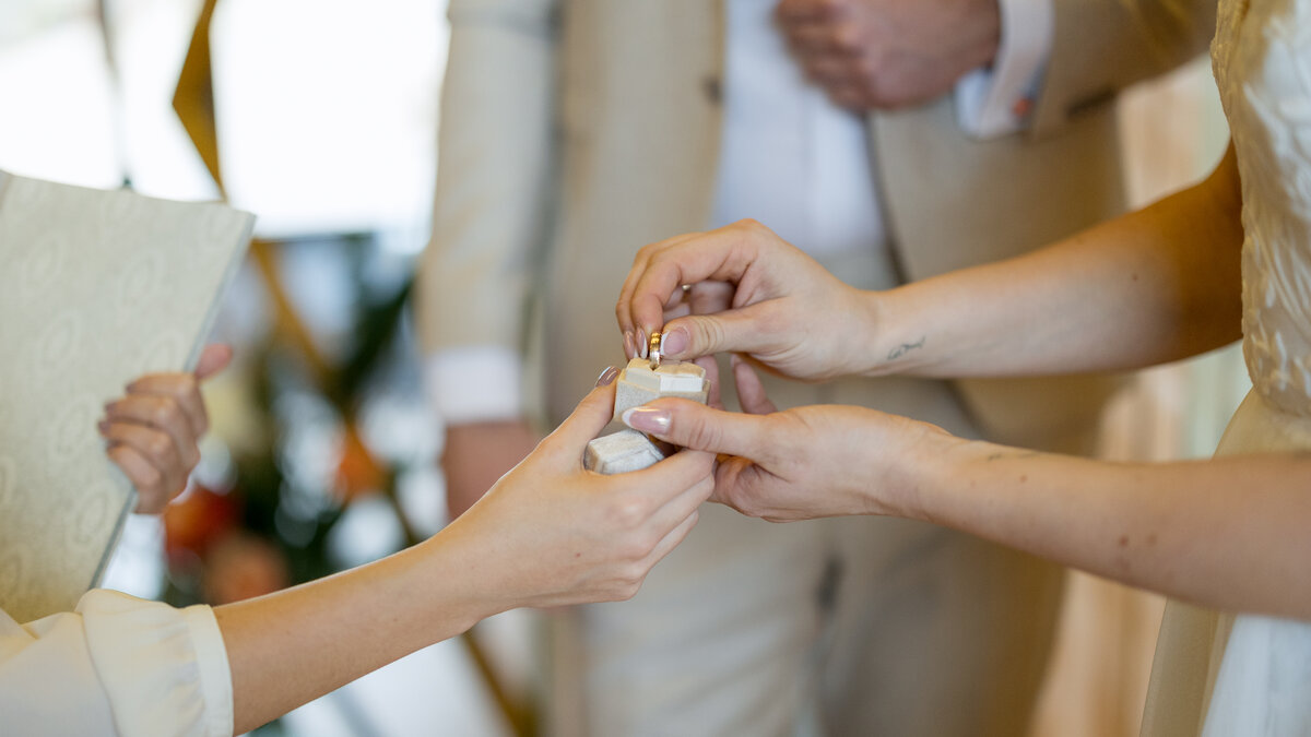 Ein Brautpaar tauscht bei einer Hochzeit einen Ring aus.