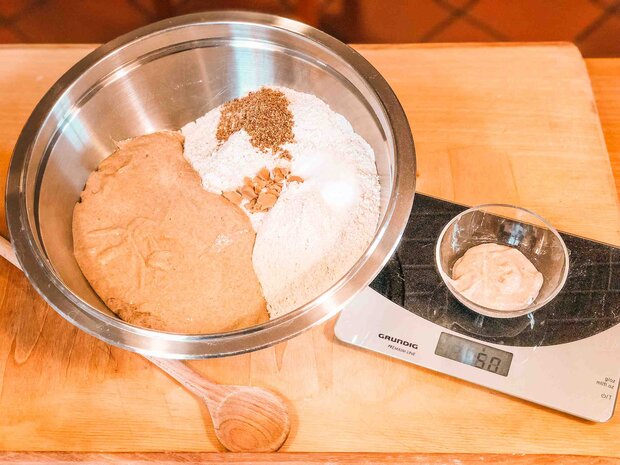 Waage, Schüssel mit Mehl und Gewürzen 