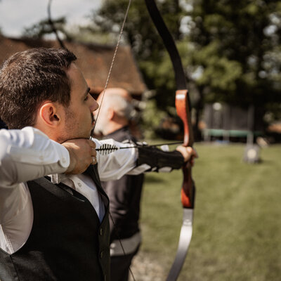Bogenschießen beim Outdoor-Event mit Zielscheibe.