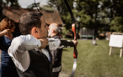 Bogenschießen beim Outdoor-Event mit Zielscheibe.