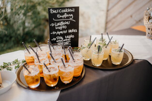 Biercocktails auf einem Tablett