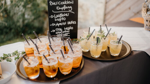 Biercocktails auf einem Tablett