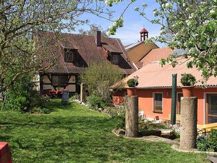 Seminarhausgarten mit Blick auf die Terrasse