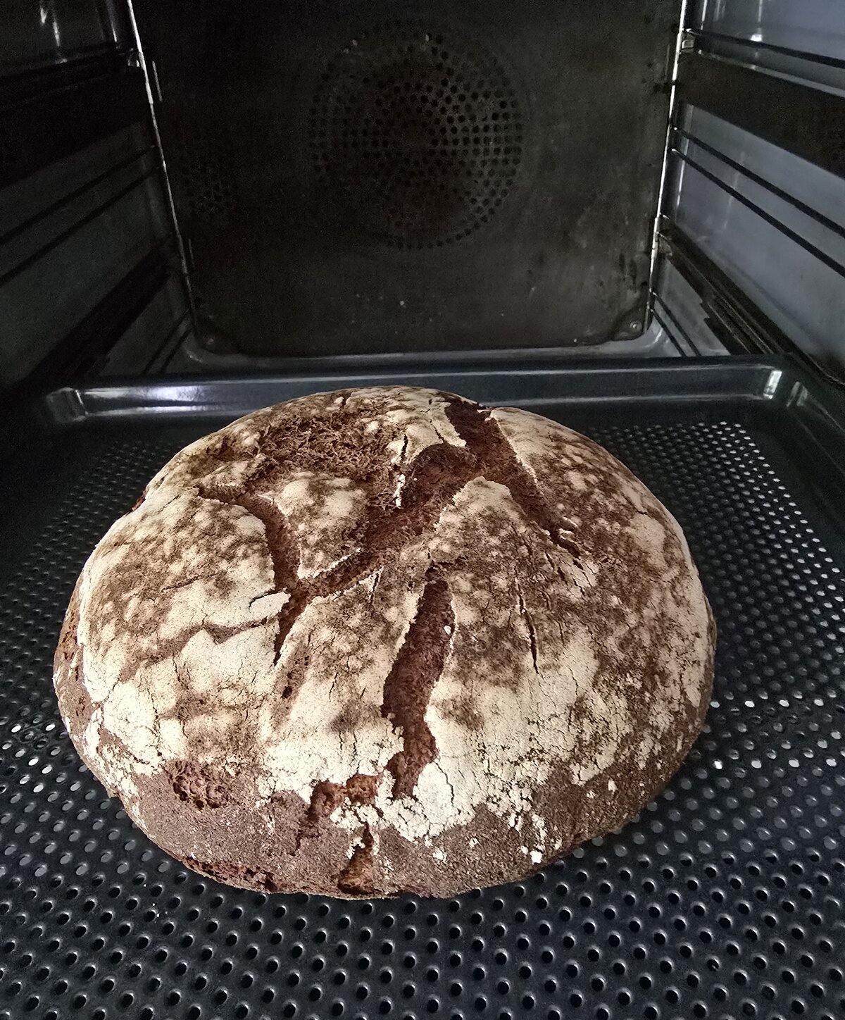 rundes, gebackenes Brot im Ofen
