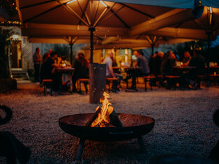 Brennende Feuerschale im Biergarten 