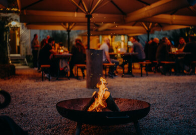 Brennende Feuerschale im Biergarten 