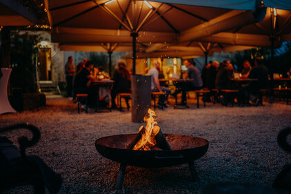 Brennende Feuerschale im Biergarten 